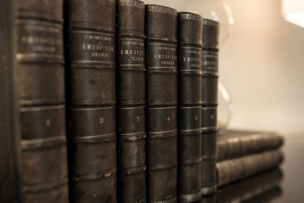 Παλιοί δερματόδετοι νομικοί τόμοι στη βιβλιοθήκη του γραφείου